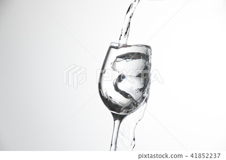 將水倒入冰雪覆蓋的玻璃杯中 將水倒入冰雪覆蓋的玻璃杯中 41852237