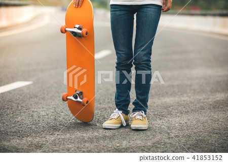 Skateboarder sakteboarding on highway Skateboarder sakteboarding on highway 41853152