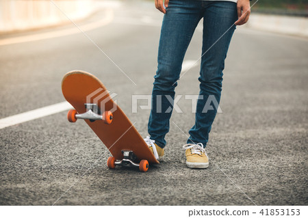 Skateboarder sakteboarding on highway Skateboarder sakteboarding on highway 41853153
