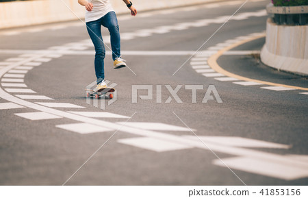 Skateboarder sakteboarding on highway Skateboarder sakteboarding on highway 41853156