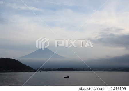 漂浮在湖的漁船在黃昏期間 漂浮在湖的漁船在黃昏期間 41853199