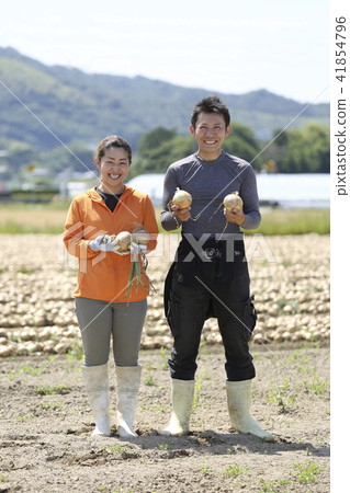 Farmer's young couple 41854796