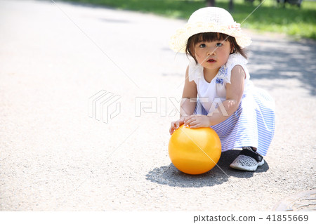 孩子們在玩球 41855669