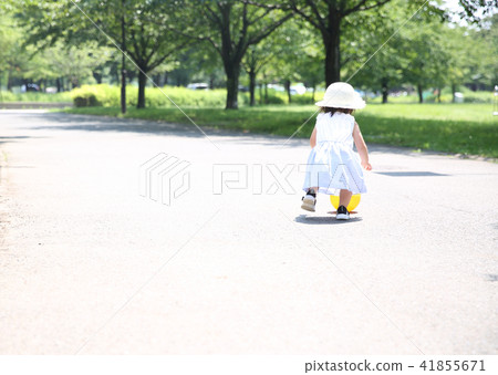 孩子們在玩球 41855671