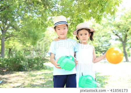 孩子們在公園裡玩 41856173