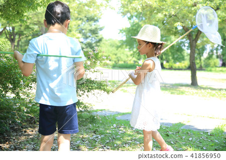 孩子們在公園裡玩 41856950