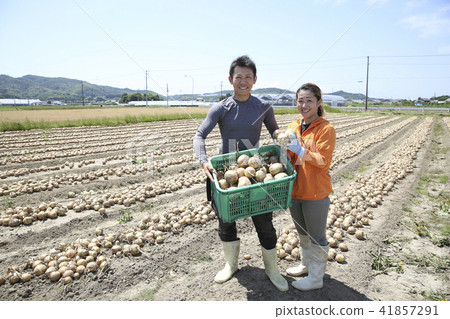 A young couple of a full-time farmer 41857291