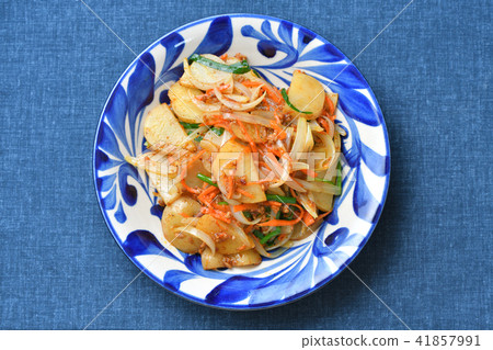 用咖哩炒蔬菜。土豆,胡蘿蔔,洋蔥,炒韭菜和豬肉碎肉,用咖哩粉調味。 用咖哩炒蔬菜。土豆,胡蘿蔔,洋蔥,炒韭菜和豬肉碎肉,用咖哩粉調味。 41857991