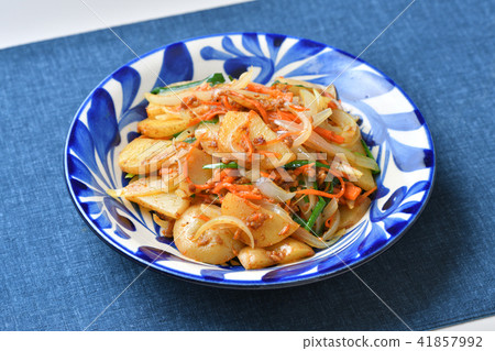 用咖哩炒蔬菜。土豆，胡蘿蔔，洋蔥，炒韭菜和豬肉碎肉，用咖哩粉調味。 41857992