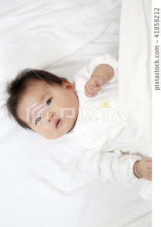 Newborn baby's upper body of the camera's eyes 41858212