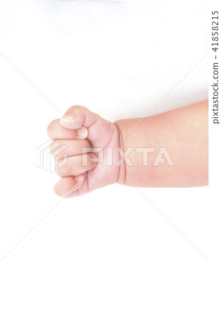 Up of the right hand clenching the newborn baby 41858215