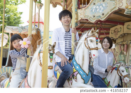 乘坐旋轉木馬游樂園的父親和女孩 41858237