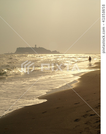 站立在一個沙灘的人看Enoshima 站立在一個沙灘的人看Enoshima 41858658