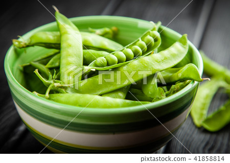 Fresh green peas 41858814