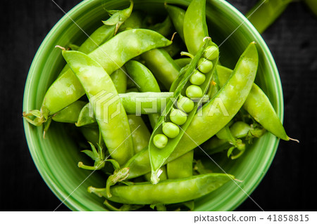 Fresh green peas Fresh green peas 41858815