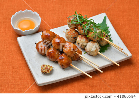 烤串烤雞肉串。醬和鹹。用蛋黃。 烤串烤雞肉串。醬和鹹。用蛋黃。 41860584