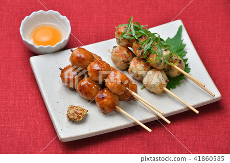 烤串烤雞肉串。醬和鹹。用蛋黃。 烤串烤雞肉串。醬和鹹。用蛋黃。 41860585