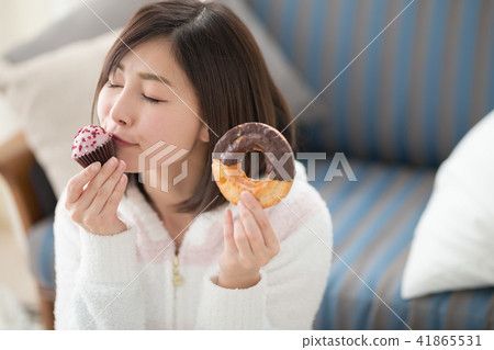 房間穿·女人·沙發 41865531