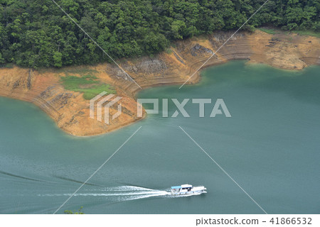 Emerald Reservoir Emerald Reservoir Crocodile Island Emerald Reservoir Emerald Reservoir Crocodile Island 41866532