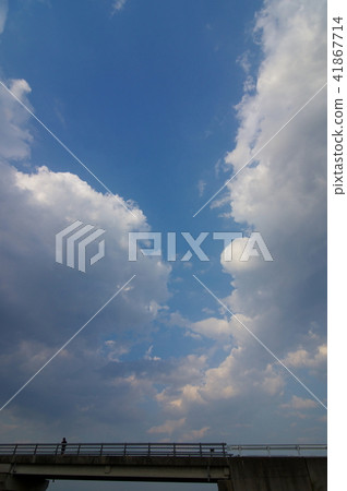 Large clouds and people Large clouds and people 41867714