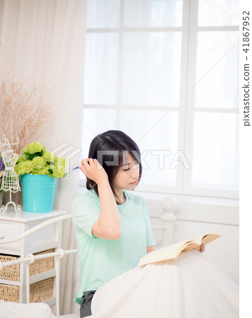 Reading time in the morning Reading time in the morning 41867952