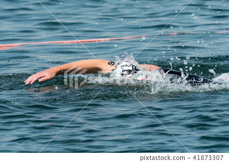 在鐵人三項比賽期間游泳 在鐵人三項比賽期間游泳 41873307