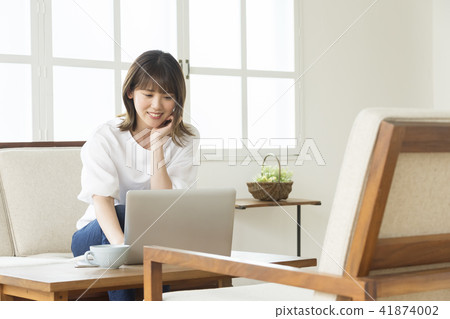 Woman lifestyle relax 41874002