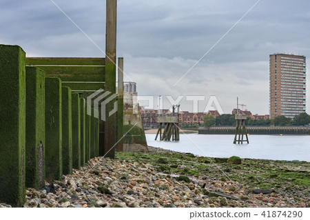 The gravel bank of river Thames,Canary Wharf The gravel bank of river Thames,Canary Wharf 41874290