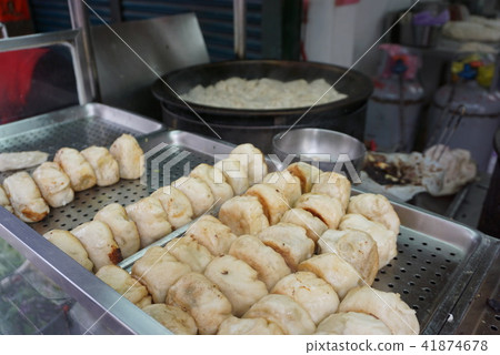 Breakfast at a Taiwanese food stall 41874678