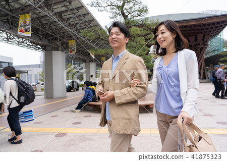 Middle couple travel image Middle couple travel image 41875323