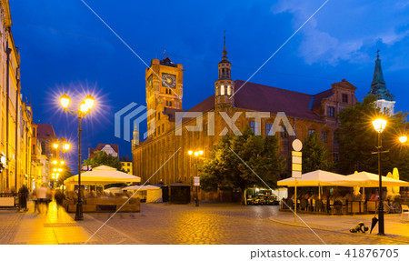Torun Town Hall and statue of Copernicus in evening 41876705