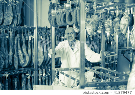 butcher hanging wurst and jamon 41879477
