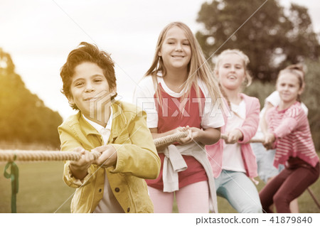 Company of kids are playing in tug of war 41879840