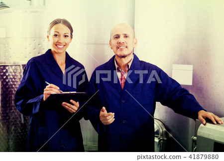 Expert woman standing with clipboard 41879880