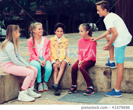 Kids talking on city walk 41879896