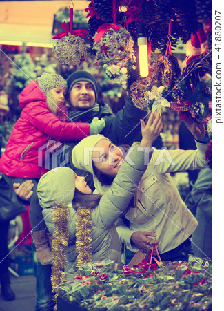 Family choosing floral decorations Family choosing floral decorations 41880207