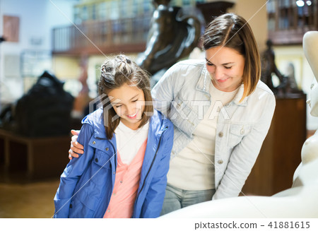 Mother and daughter in museum 41881615