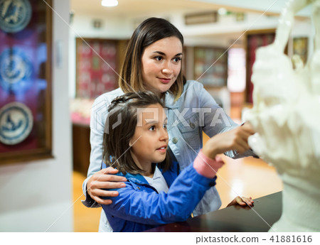 Mother and daughter regarding ancient statues Mother and daughter regarding ancient statues 41881616