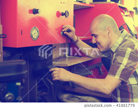 Specialist fixing heel taps 41881779