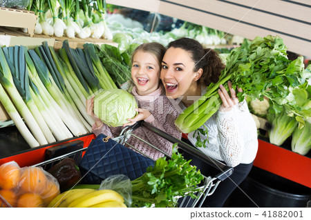 Mother with girl purchasing shallot Mother with girl purchasing shallot 41882001
