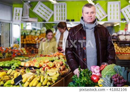 Male customer in fruit store 41882106