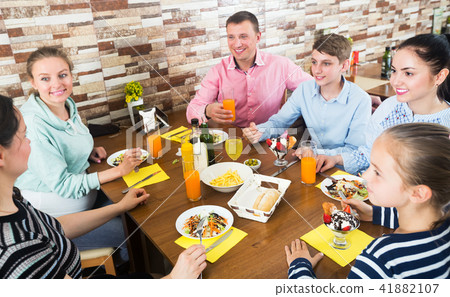 Big family in cafe 41882107