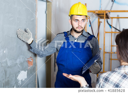 Worker man is clarifying details of work from client. 41885628