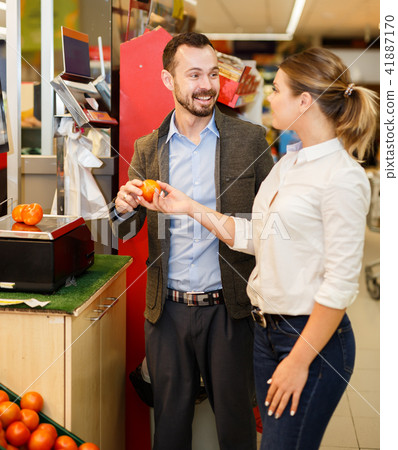 Smiling couple is weighing products Smiling couple is weighing products 41887170