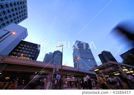 東京都市觀日本赤坂見附陸上橋俯視。屏幕的右下角是赤坂地下路面（赤坂3丁目口）的入口 41888457