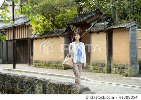 Middle women travel image Middle women travel image 41889854