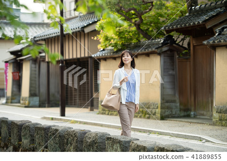 Middle women travel image Middle women travel image 41889855