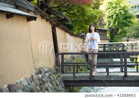 Middle women travel image Middle women travel image 41889863