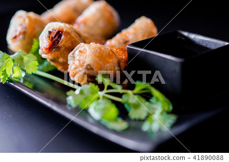 Deep-fried spring roll, delicious Vietnamese food  41890088
