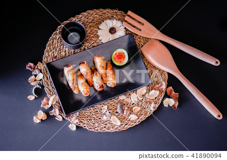 Deep-fried spring roll, delicious Vietnamese food  41890094
